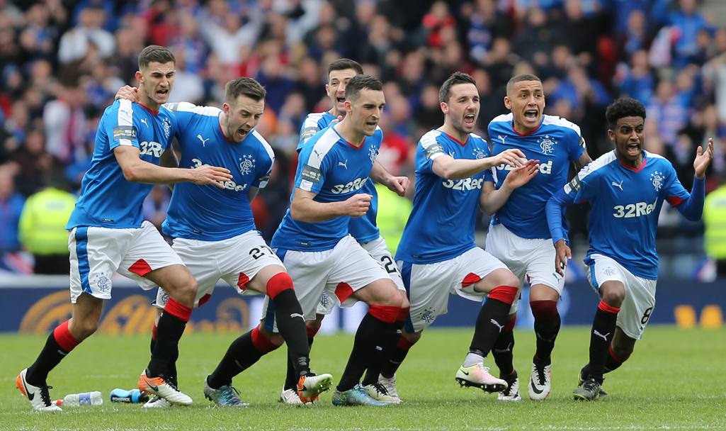 E&#39; ufficiale i Rangers sono tornati! Vincono il derby di Coppa contro i Celtic e volano in finale contro l&#39;Hibernian che ieri, ai rigori, ha eliminato il Dundee United. (Action Images)